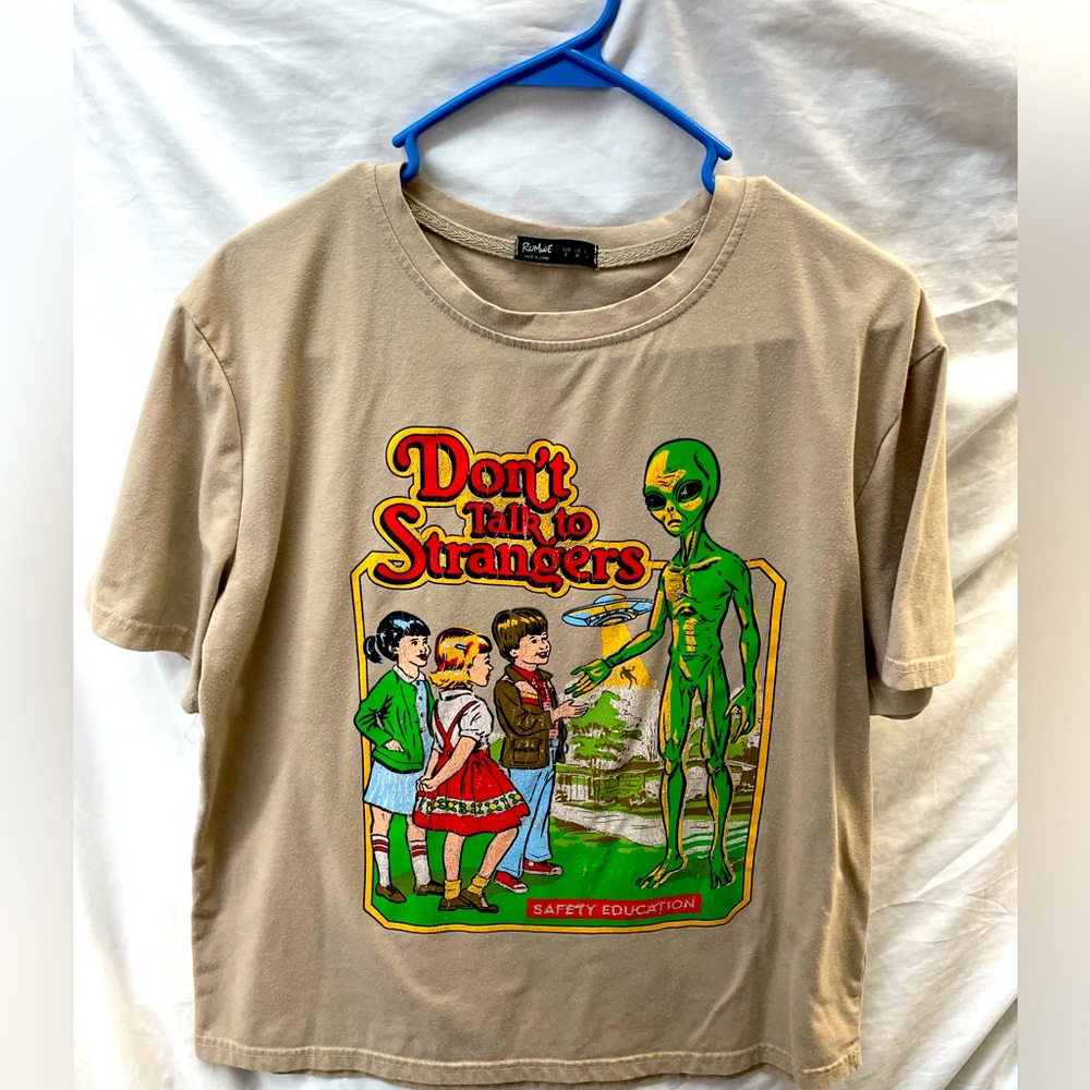 Romwe Kids Graphic Tee tan - “don’t talk to strangers” sz S
